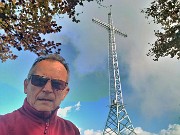 49 Alla croce (ben 22 m) di vetta del Monte Zucco (1232 m)